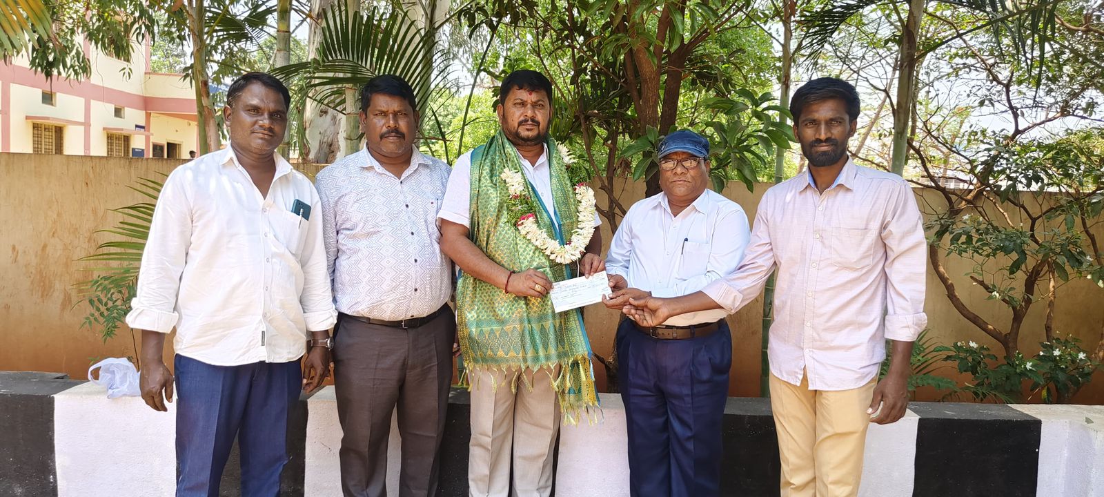 అల్గోల్ మెథడిస్ట్ చర్చి నిర్మాణానికి విరాళం అందజేసిన తట్టు నారాయణ ( బిఎన్ఆర్ )