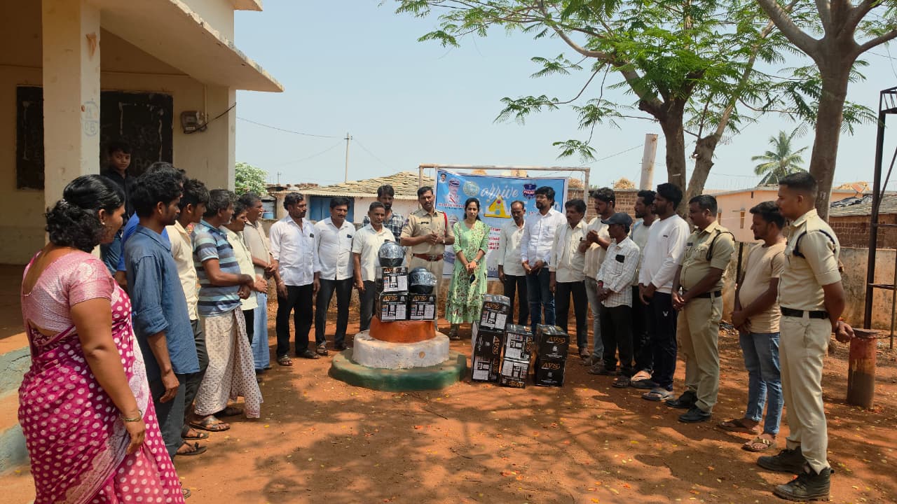హుగ్గెల్లి తండా లో రోడ్డు భద్రత కార్యక్రమంలో భాగంగా గ్రామ ప్రజల రక్షణను దృష్టిలో ఉంచుకుని గ్రామ సర్పంచ్ ప్రతినిధి భీమ్ రావ్ రాథోడ్ స్వంతంగా 50 హెల్మెట్లు విరాళంగా అందించారు