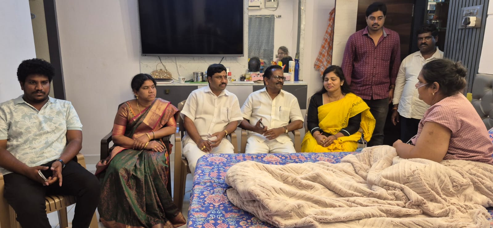 మార్కెటింగ్ యాడ్ చైర్మన్ వెంకటలక్ష్మి పరామర్శించిన గుత్తుల సాయి