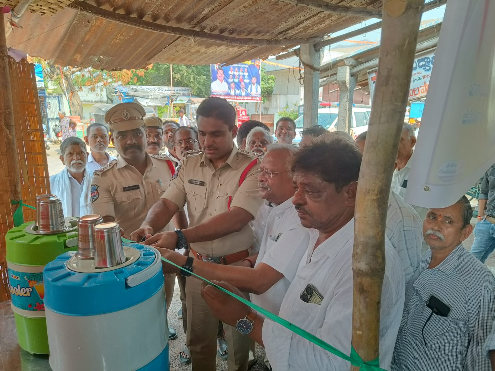 చలివేంద్రం ప్రారంభించిన సిఐ పి రంజిత్ రావు.