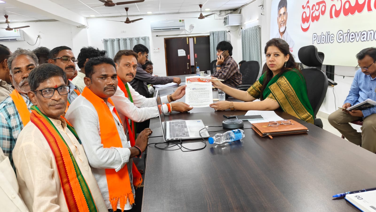 పల్నాడు జిల్లా కలెక్టర్ కార్యాలయం లొ జనతా వారధి కార్యక్రమం నిర్వహించడం జరిగింది