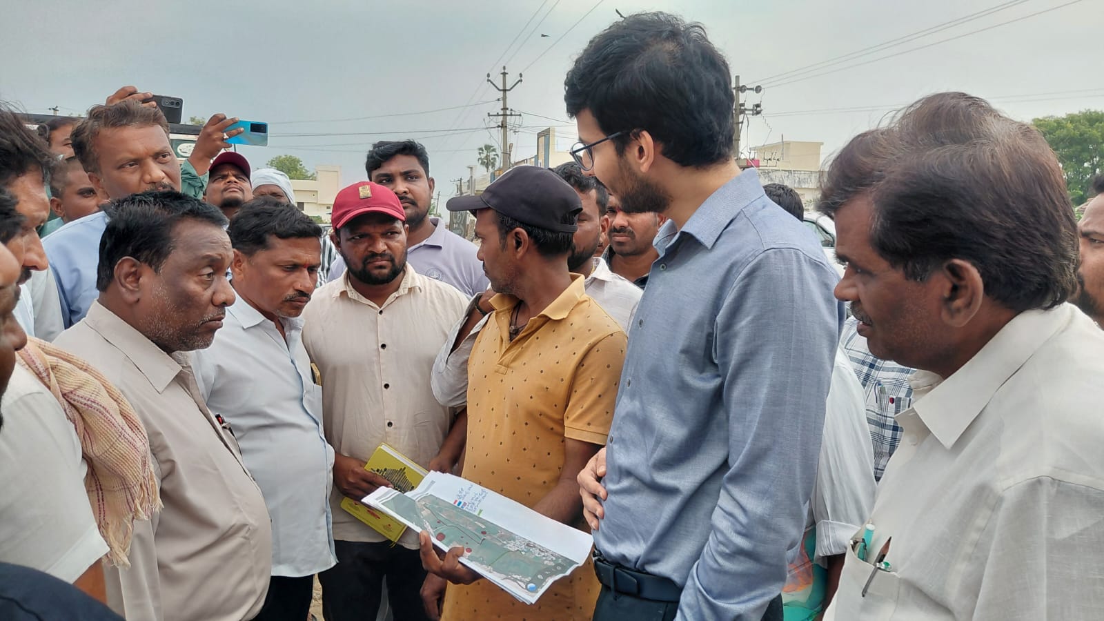 డ్రైనేజీ నీటితో పంటలకు నష్టం  తొర్తి గ్రామాన్ని సందర్శించిన డిప్యూటీ కలెక్టర్