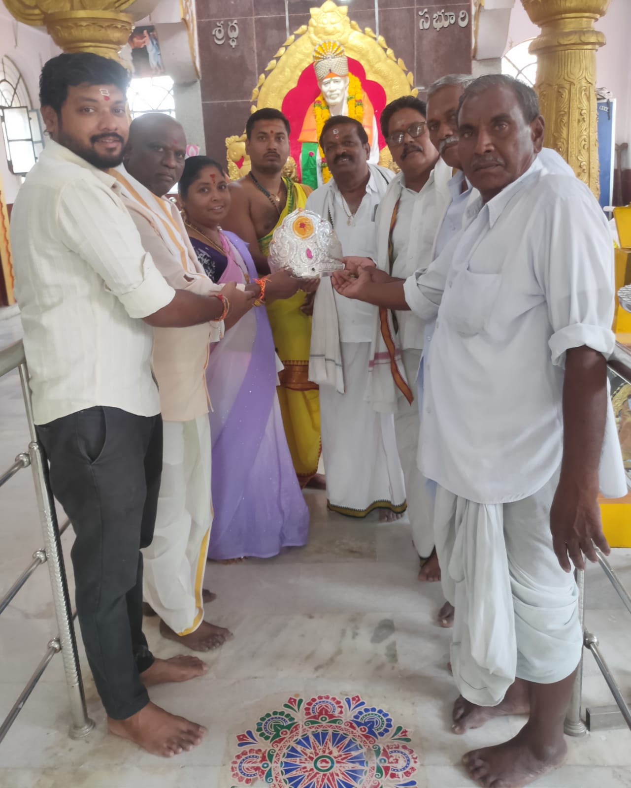 వేల్పూర్ సాయిబాబాకు రూ.1.30 లక్షల వెండి కిరీటం వితరణ