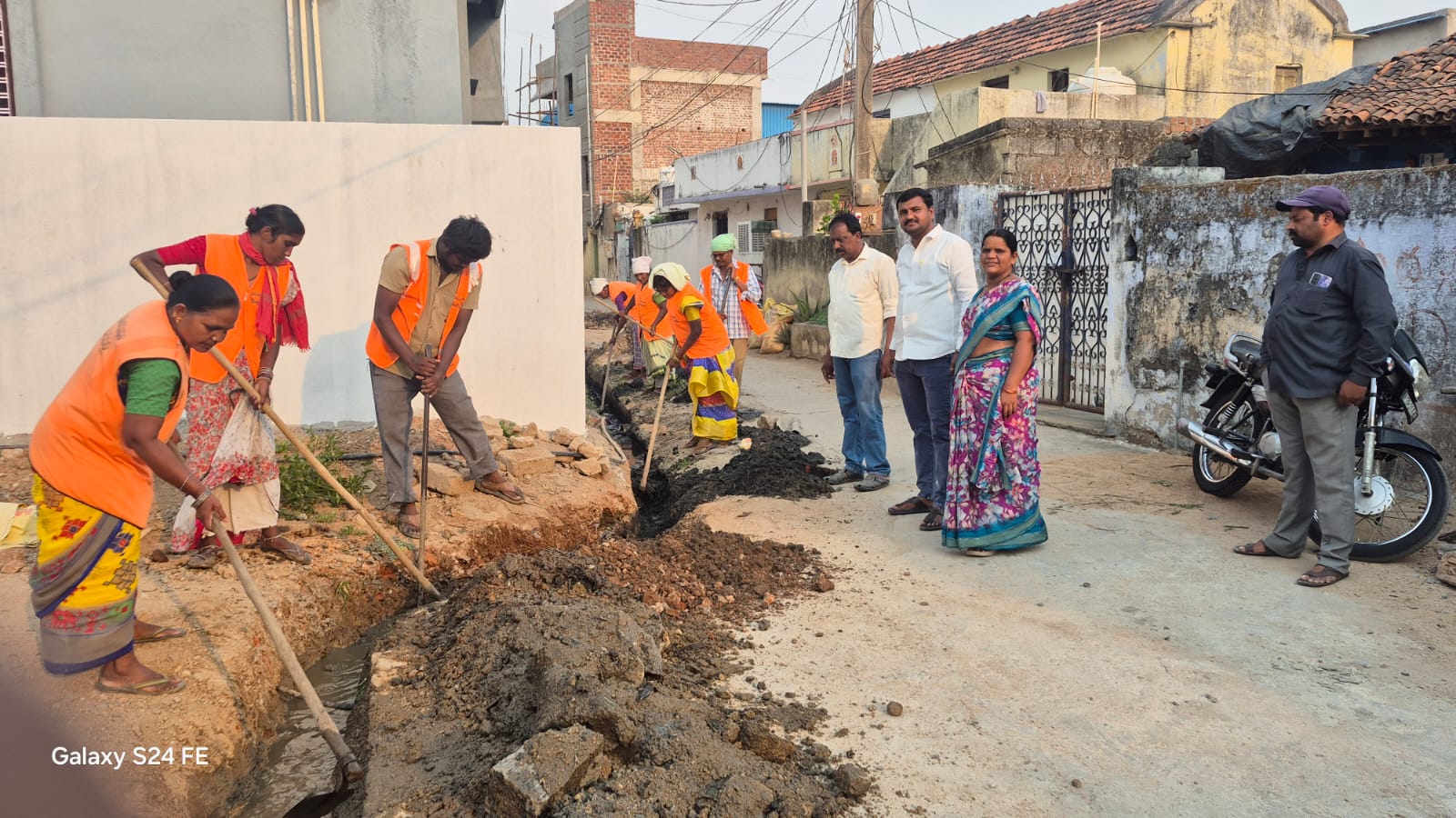 ప్రజల సమస్యలకు తక్షణమే పరిష్కారం చూపిస్తున్న 15వ వార్డ్ కౌన్సిలర్ అరిగెల అనూష రాకేష్