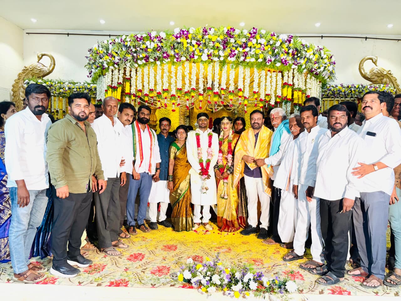 వివాహ వేడుకల్లో పాల్గొన్న ఎమ్మెల్యే తోట లక్ష్మీకాంతరావు