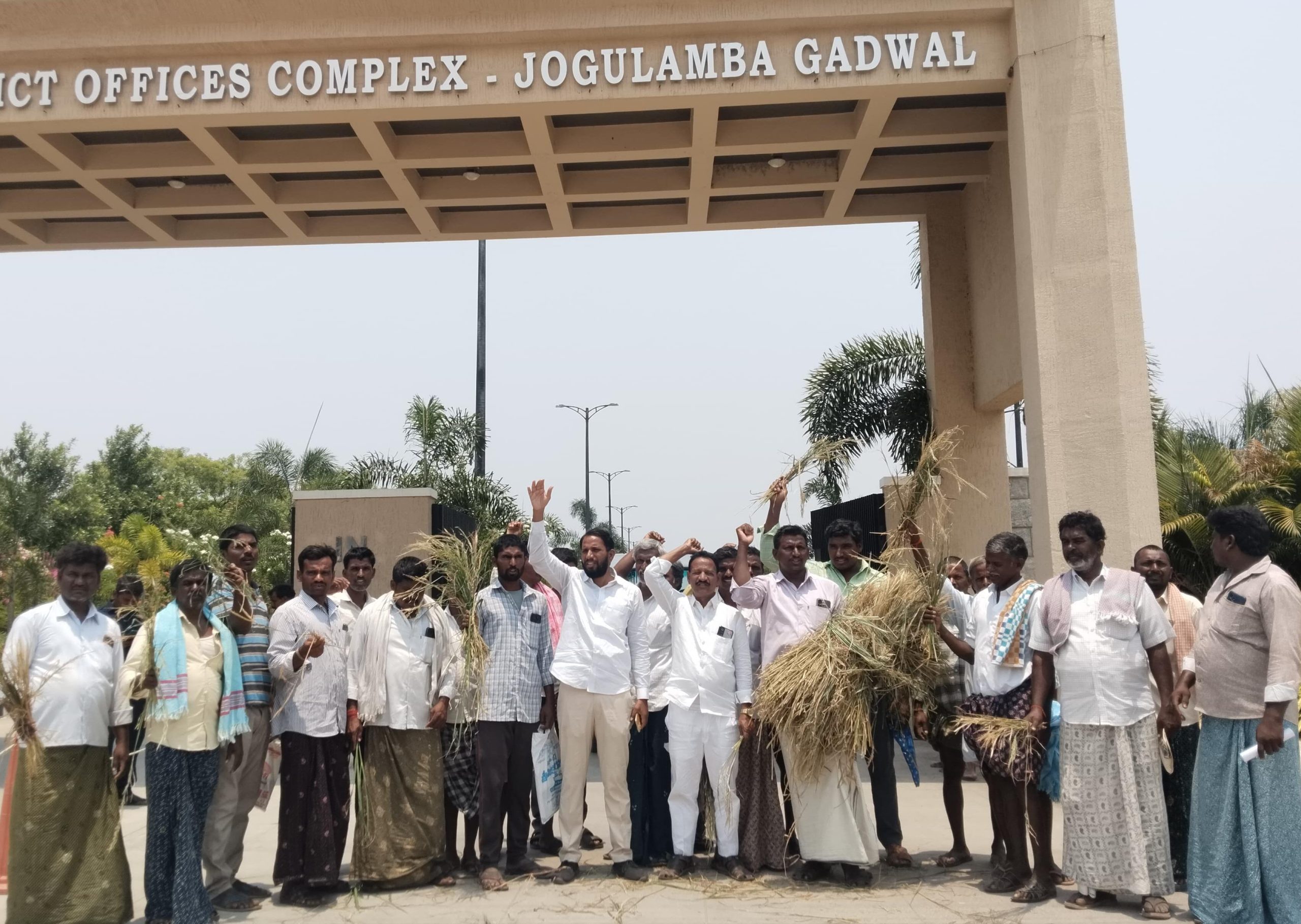 జోగులాంబ గద్వాల జిల్లా కేంద్రం అకాల వడగండ్ల వానతో నష్టపోయిన రైతులను రేవంత్ రెడ్డి సర్కార్ ఆదుకోవాలి