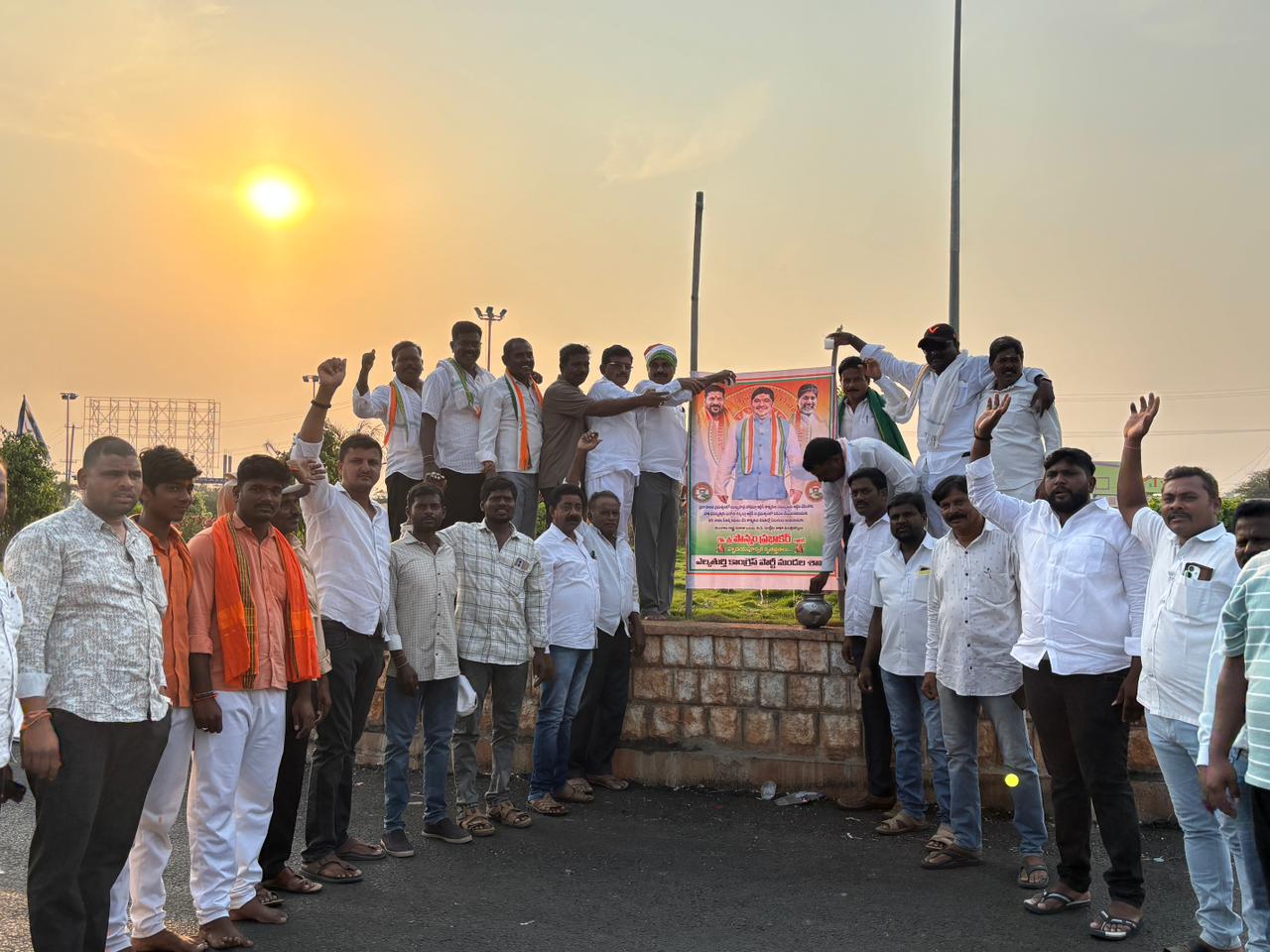 కాంగ్రెస్ పార్టీ ఆధ్వర్యంలో రాష్ట్ర ముఖ్యమంత్రి కి మరియు రాష్ట్ర రవాణా శాఖ మంత్రివర్యులు పొన్నం ప్రభాకర్ గారికి కృతజ్ఞతగా పాలాభిషేకం,స్వీట్లు,టపాకాయలు పేల్చి ఘనంగా నిర్వహించబడింది.