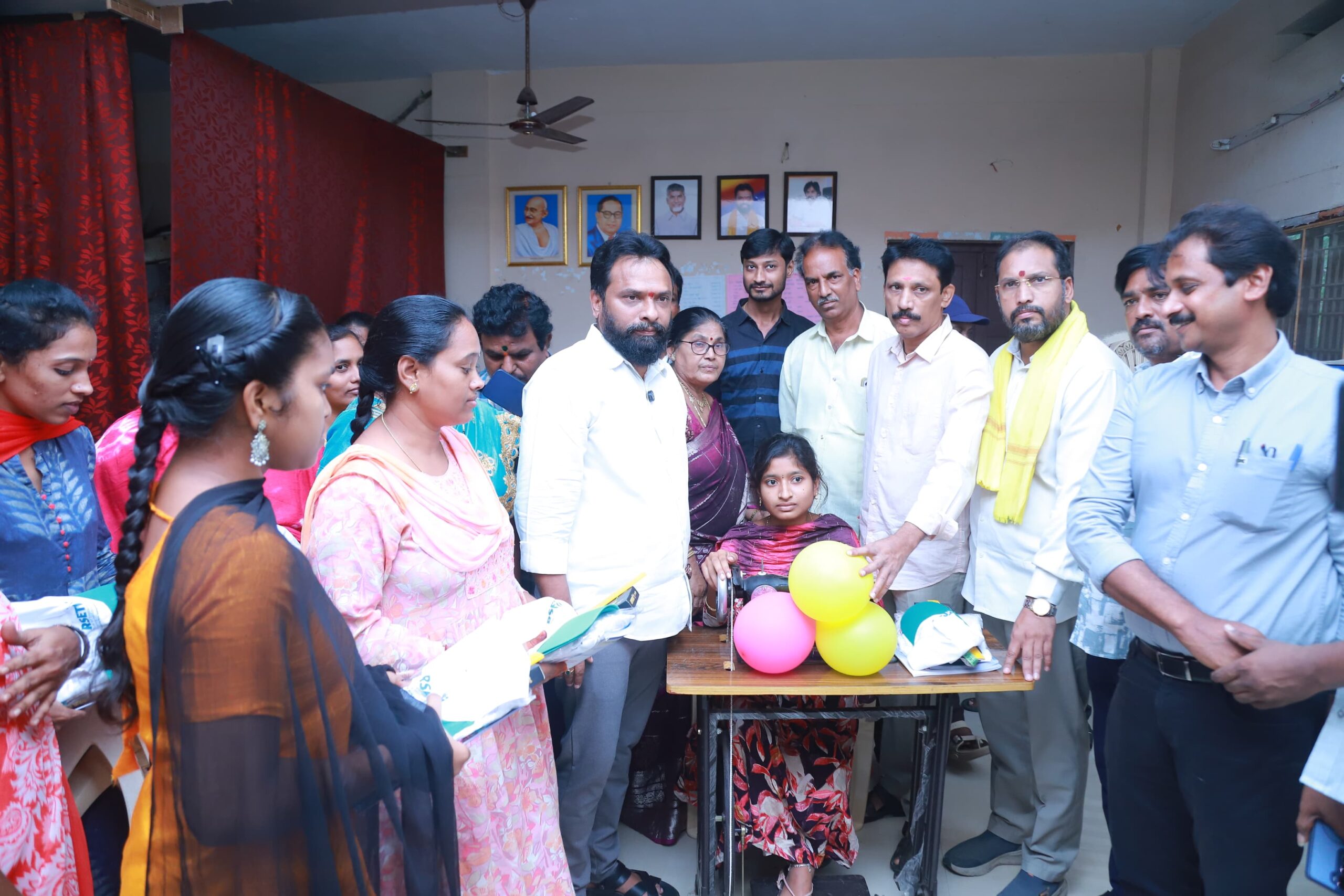 ఉచిత టైలరింగ్ శిక్షణ ప్రారంభించిన మంత్రి సుభాష్