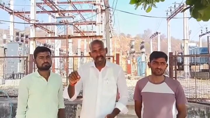 లంచం ఇస్తేనే పోల్ షిఫ్టింగ్ పనులా ఐజ అదనపు ఏఈ వసూళ్ల పర్వంపై రైతుల ఆగ్రహం