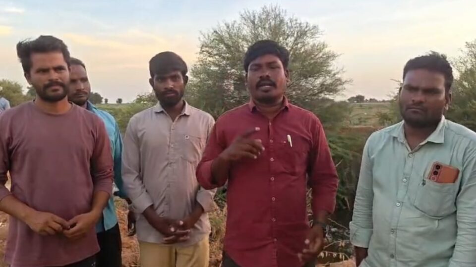 దళితులకు రైతులకు నీళ్లు ఇవ్వకుండా అడ్డుకుంటున్న గ్రామ సర్పంచ్