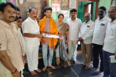 యం బి బి యాస్ సీటు సాధించిన విద్యార్థి నరేంద్రర్ కు ఘన సన్మానం
