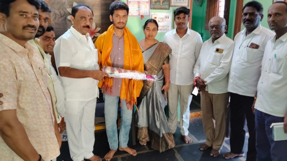 యం బి బి యాస్ సీటు సాధించిన విద్యార్థి నరేంద్రర్ కు ఘన సన్మానం