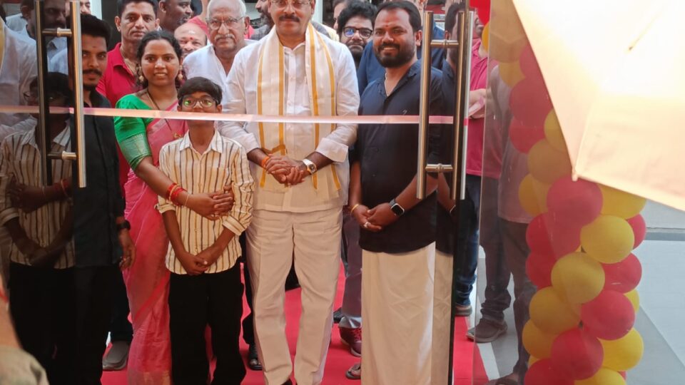 శివ హిల్స్ గ్రేటెడ్ కమ్యూనిటీలోనాని కిచెన్స్ ప్రారంభోత్సవానికి హాజరైన బండి రమేష్