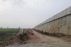 నెమ్మదిగా వెళ్ళండి ప్రాణాలు కాపాడుకోండి.