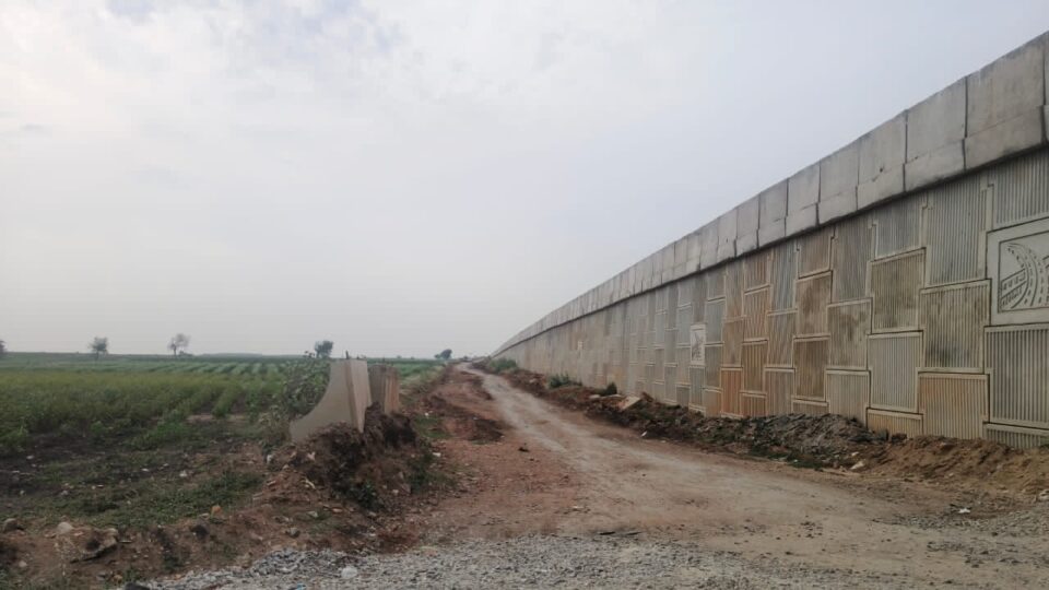నెమ్మదిగా వెళ్ళండి ప్రాణాలు కాపాడుకోండి.