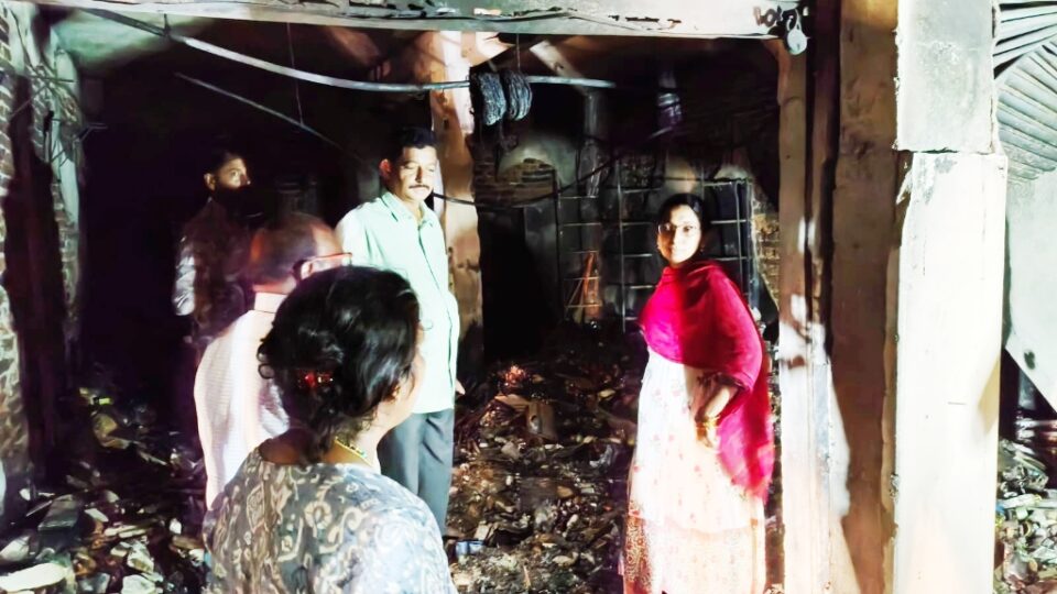అగ్ని ప్రమాద దుకాణం సంఘటనా స్థలాన్ని పరిశీలించిన తాసిల్దార్ ఎం సుజాత.