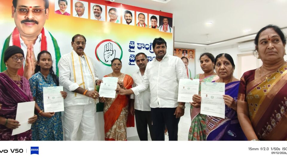 సీఎం రేవంత్ రెడ్డి సహకారం బండి రమేష్ చొరవతో లబ్ధిదారులకు సీఎంఆర్ఎఫ్ చెక్కులు