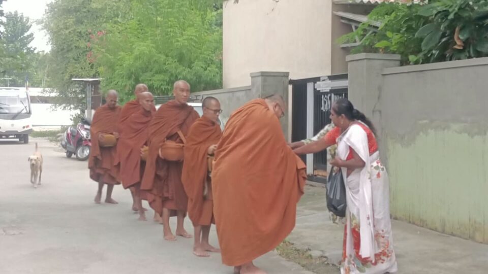 నాగార్జునసాగర్ లో విదేశీ బౌద్ధ భిక్షువుల బిక్షాటన