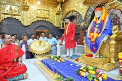 శిర్డీ సాయిబాబా పాదాల చెంత భక్తులు సమర్పించే విలువైన కానుకల జాబితాలో మరో ఖరీదైన, అత్యంత భక్తి శ్రద్ధలతో కూడిన కానుక చేరింది.