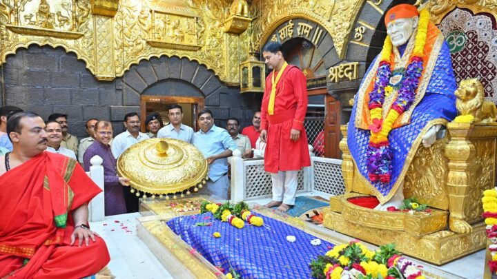 శిర్డీ సాయిబాబా పాదాల చెంత భక్తులు సమర్పించే విలువైన కానుకల జాబితాలో మరో ఖరీదైన, అత్యంత భక్తి శ్రద్ధలతో కూడిన కానుక చేరింది.