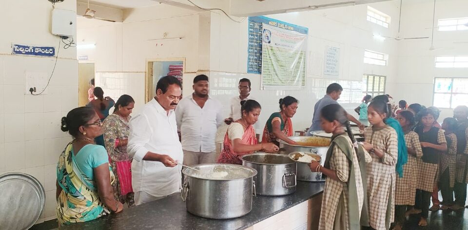 ఆడపూరు గురుకుల పాఠశాలలోఎంపీపీ మేడ ఆకస్మిక తనిఖీ
