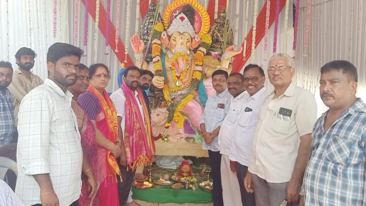 విగ్నేశ్వరుని దర్శించు కున్న జడ్పీటీసీ గడికోటి సుబ్బారెడ్డి,ఉషారాణి దంపతులు.