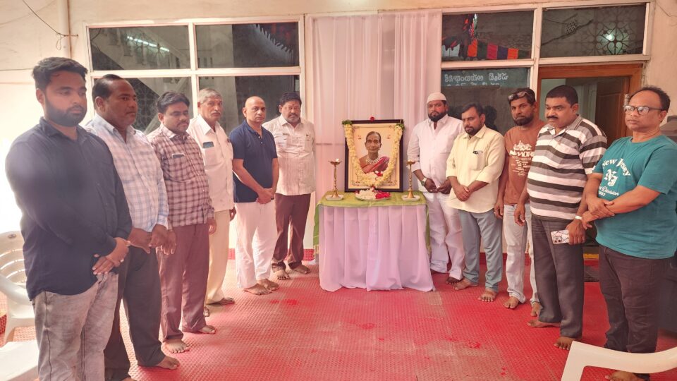 డాక్టర్ రఘు కుటుంబాన్ని పరామర్శించిన కాంగ్రెస్ మాజీ పట్టణ అధ్యక్షులు ఖుతుబోద్దీన్ పాషా