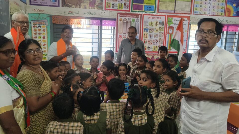 ప్రభుత్వ ప్రాథమిక పాఠశాలలో ప్రధాని నరేంద్ర మోదీ జన్మదిన వేడుకలు