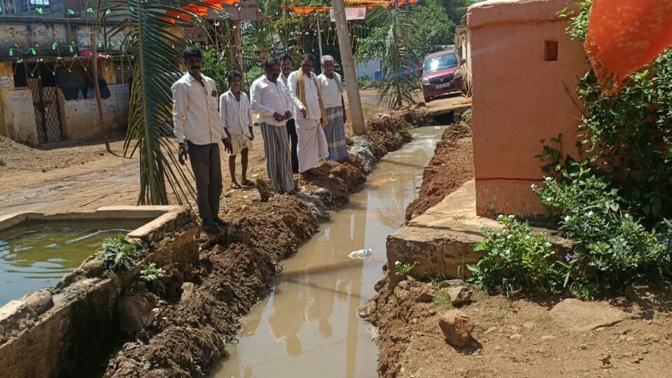 చిలమామిడిలో నాలా నిర్మాణంలో నాణ్యతకు తిలోదకాలు