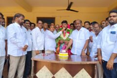 జహీరాబాద్ మండల పార్టీ అధ్యక్షులు తట్టు నారాయణ కు జన్మదిన శుభాకాంక్షలు తెలిపిన ఎమ్మెల్యే మాణిక్ రావు