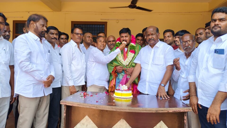 జహీరాబాద్ మండల పార్టీ అధ్యక్షులు తట్టు నారాయణ కు జన్మదిన శుభాకాంక్షలు తెలిపిన ఎమ్మెల్యే మాణిక్ రావు