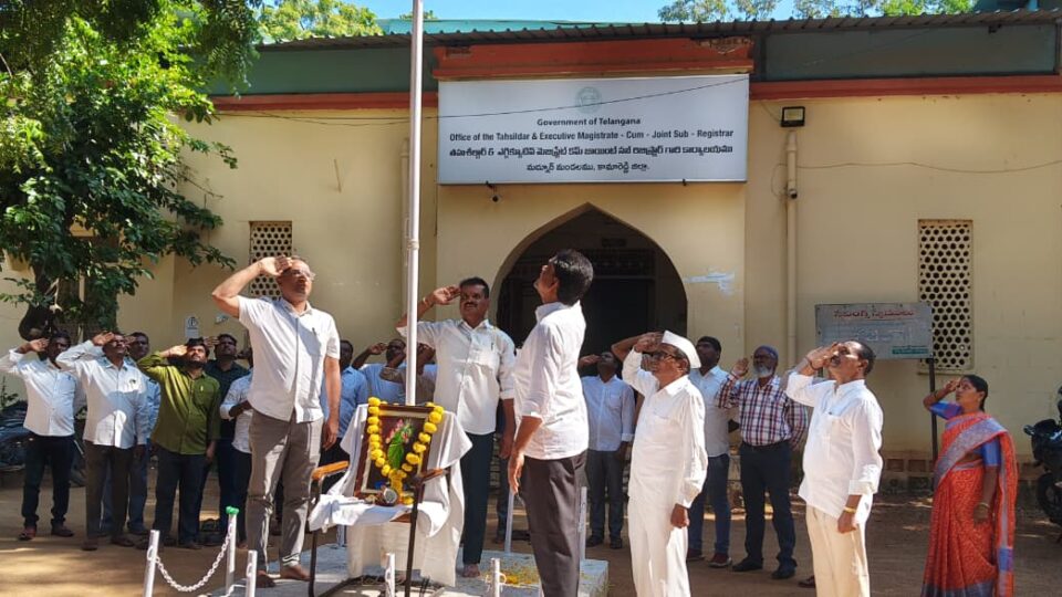 తెలంగాణ ప్రజా పాలన దినోత్సవం ఘనంగా జరుపుకున్న మద్నూర్ తహసీల్ కార్యాలయం