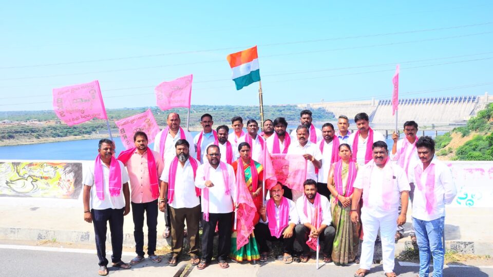తెలంగాణ- ఆంధ్ర రాష్ట్ర సరిహద్దు కొత్త వంతెన పైబిఆర్ఎస్ పార్టీ ఆధ్వర్యంలో జాతీయ జెండా ఆవిష్కరణ