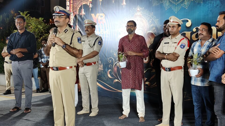 గణేష్ మండపాలను సందర్శించిన సైబరాబాద్ సీపీభక్తిశ్రద్ధలతో ఉత్సవాలు నిర్వహించుకోవాలి: సీపీ రమేష్ రెడ్డి
