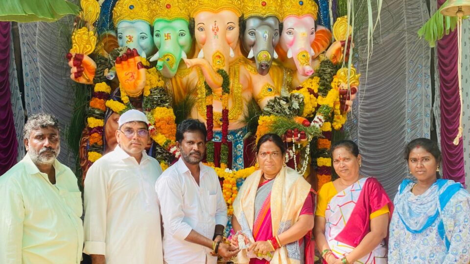 పంచముఖ గణేశు నికి10,16చందా అందజేసిన పల్లెమాధవి