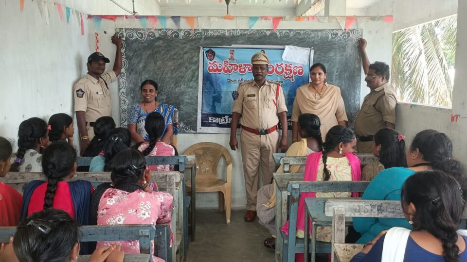చట్టాలపై అవగాహన కలిగి ఉండాలి : ఎస్ ఐ సత్యనారాయణ