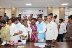 రాష్ట్ర ఎస్సీ,ఎస్టీ కమిషన్ చైర్మన్ ని సన్మానించిన దళిత జర్నలిస్టు ఫోరం రాష్ట్ర ఉపాధ్యక్షుడు బిజ్వారం ఎస్.తిరుమలేష్ జిల్లా ఉప సర్పంచ్ ల సంఘం మాజీ అధ్యక్షుడు పాల్వాయి ఎస్.రంజిత్ కుమార్