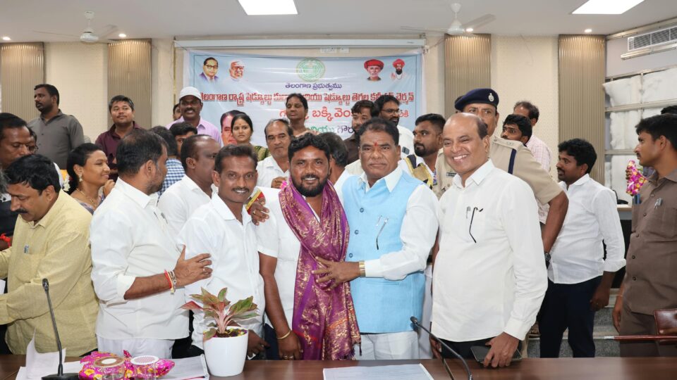 రాష్ట్ర ఎస్సీ,ఎస్టీ కమిషన్ చైర్మన్ ని సన్మానించిన దళిత జర్నలిస్టు ఫోరం రాష్ట్ర ఉపాధ్యక్షుడు బిజ్వారం ఎస్.తిరుమలేష్ జిల్లా ఉప సర్పంచ్ ల సంఘం మాజీ అధ్యక్షుడు పాల్వాయి ఎస్.రంజిత్ కుమార్