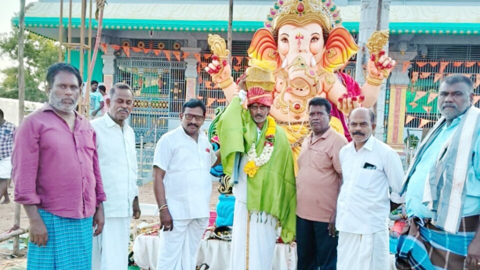 గొల్లపల్లివినాయకుడి లడ్డూ రూ.లక్షకు కైవసం చేసుకున్న మాచుపల్లి విజయ్ కుమార్, హరి ప్రసాద్