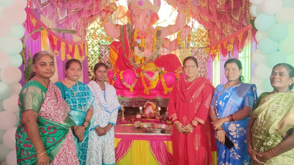 నాగిరెడ్డిపల్లె ఎంపీపీ పాఠశాలవద్ద ఏర్పాటు చేసిన విగ్నేశ్వరున్ని దర్శించుకున్న పల్లె మాధవి