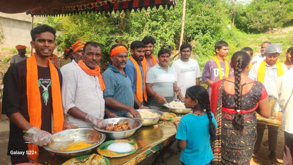బద్రి యూత్ ఆధ్వర్యంలో అన్నదాన కార్యక్రమం