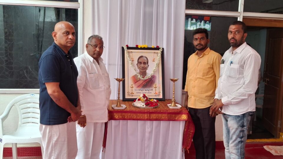 డాక్టర్ రఘు కుటుంబాన్ని పరామర్శించిన మెట్‌పల్లి మున్సిపల్ చైర్మన్