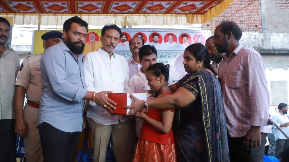 చిన్నారి వైద్యానికి మంత్రి సుభాష్ మానవతా హస్తం