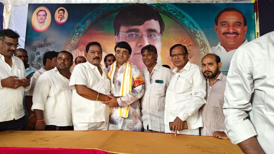 యువ నాయకుడు చంద్రకాంతరావుకు ఘన సన్మానం.జన్మదిన వేడుకల్లో శాలువాతో సత్కరించిన రామకృష్ణ వెల్ఫేర్ అసోసియేషన్ అధ్యక్షుడు జనంపల్లి పురేందర్ రెడ్డి