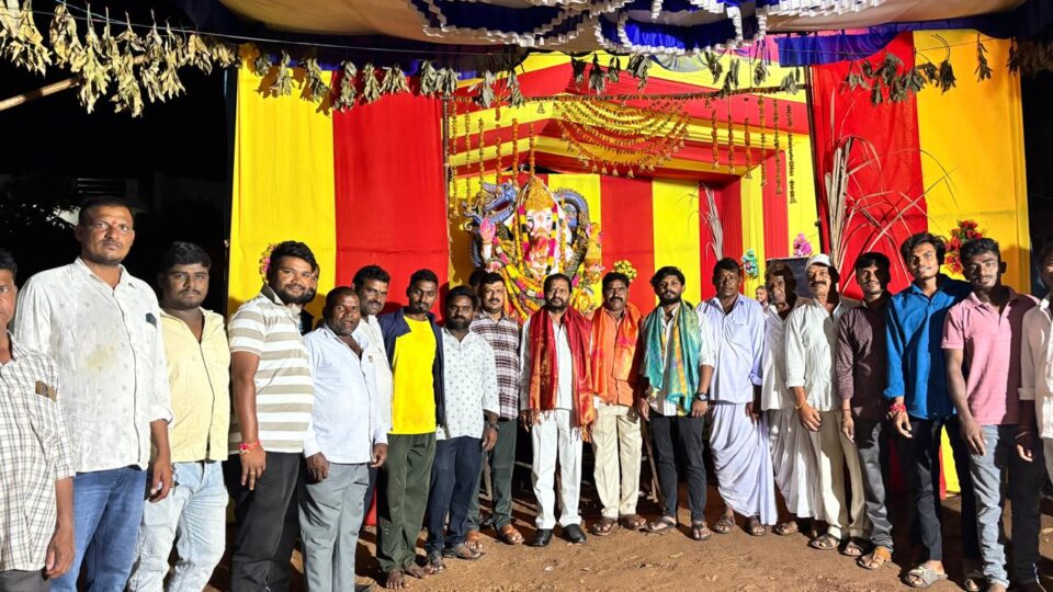 గణేష్ మండపాన్ని దర్శించుకున్న మాజీ తెలంగాణ ఎస్సీ కార్పొరేషన్ చైర్మన్ వై. నరోత్తం