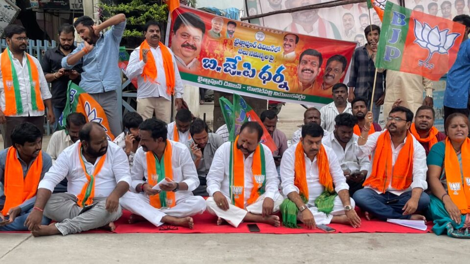 ఖైతాలాపూర్ డివిజన్‌లో వీధి దీపాల సమస్యపై బీజేపీ నిరసన