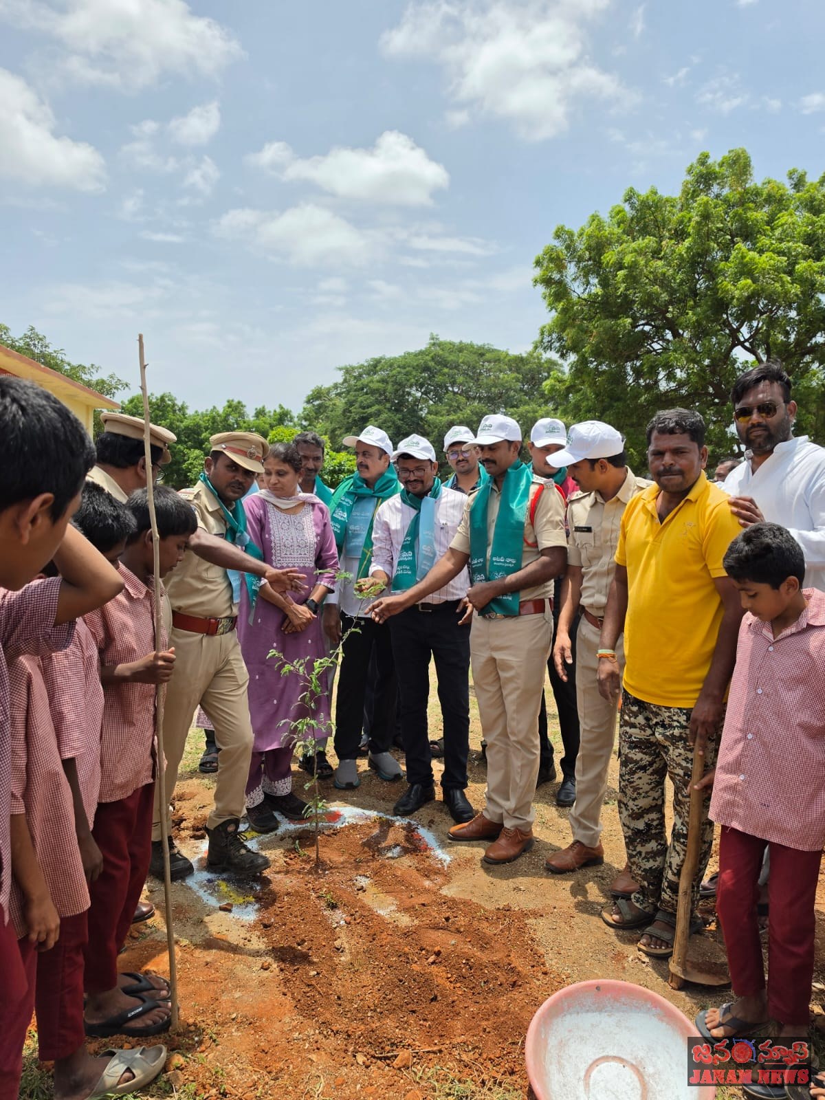 చెట్టును నాటుదాం – భావితరాలకు పచ్చని భవిష్యత్తును కానుకగా ఇద్దాం-ఎఫ్ డి ఓ సంగీత