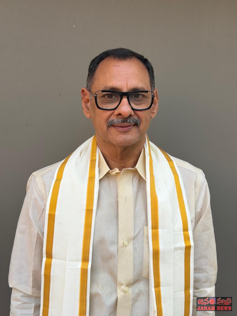 హోదాను చూసి మిడిసి పడకూడదు : నీరుకొండ వీరన్న చౌదరి