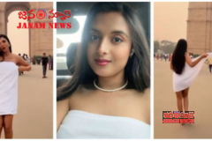 ఇండియాగేట్ వద్ద యువతి టవల్ లో అశ్లీల నృత్యాలు.. పోలీసులు ఎం చేస్తున్నారు ? (వీడియో చుడండి)