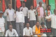 నకిలీ విత్తనాలను అరికట్టాలని గ్రోమోర్ షాపు ముందు రైతుల ధర్నా
